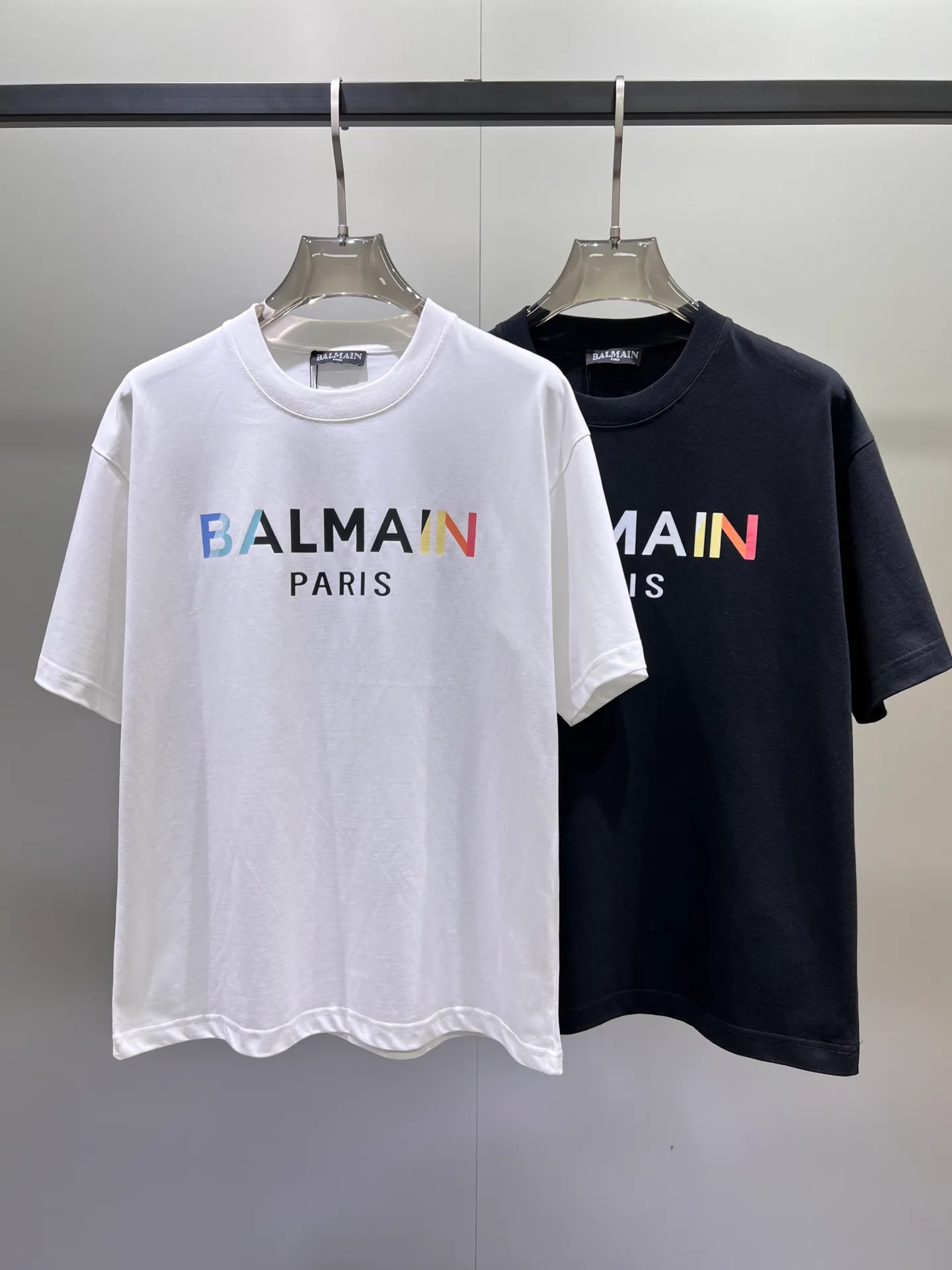 Balmain🌟New Arrival letter printing double-layer heavy-duty short-sleeved T-shirts. Letter patterns, whether T-shirts or sweatshirts, are hot sale items every year. The large-area front printing uses Dakangli digital printing machine direct injection. The cost is extremely high. After many debuggings, the color difference of the pattern is close to 99% of the original version. It is different from the junk offset printing version in the market. It is super time-consuming. The fabric is exclusively customized and dyed. Gram cotton double-strand 🐎🐎Size: S-XXL Black White 2 colors (the last picture of the Size table is available) Size table Bust Shoulder Width Clothes Length Sleeve Length S 110 54 69 21 M 114 56 71 22 L 118 58 73 22 XL 122 60 75 23 2XL 126 62 77 23